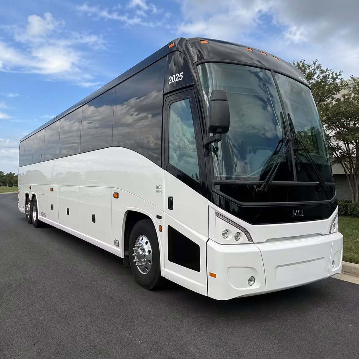 charterbusrentalcharlottenc com can handle your carowinds concert and festival shuttle